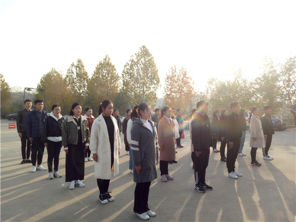 迎著太陽站軍姿