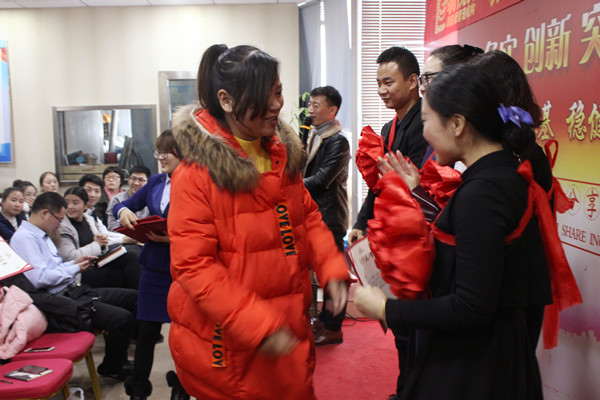 易視界蘇總為表現優秀的伙伴頒獎