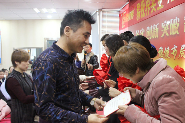 易視界陶總為表現優秀的伙伴頒獎