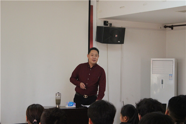 易視界岳總臺上發表演講