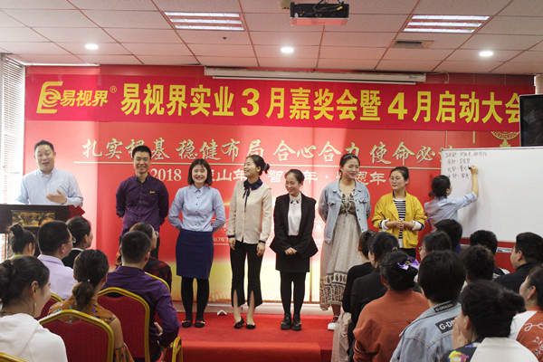 三月表現優秀的伙伴上臺領獎