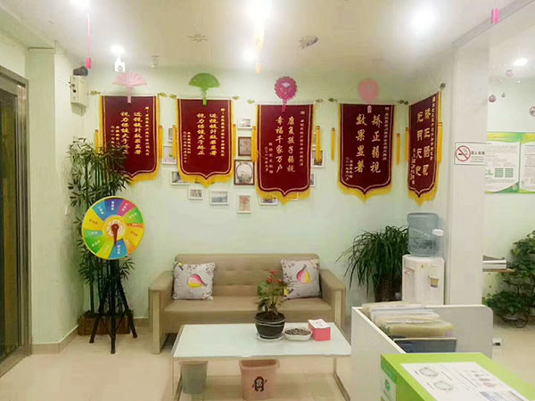 易視界朝鳳店內收到的家長贈送的錦旗