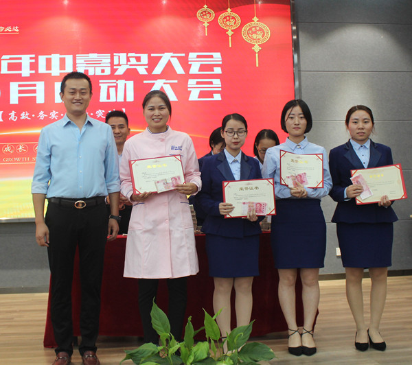 易視界表現優秀的小伙伴上臺領獎