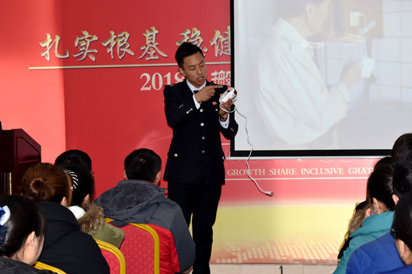 胡教官為大家講解家用燃?xì)庑孤﹫缶魇褂梅椒? width=