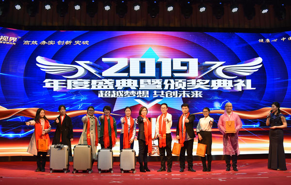 現(xiàn)場獲獎的8名幸運(yùn)觀眾上臺領(lǐng)獎