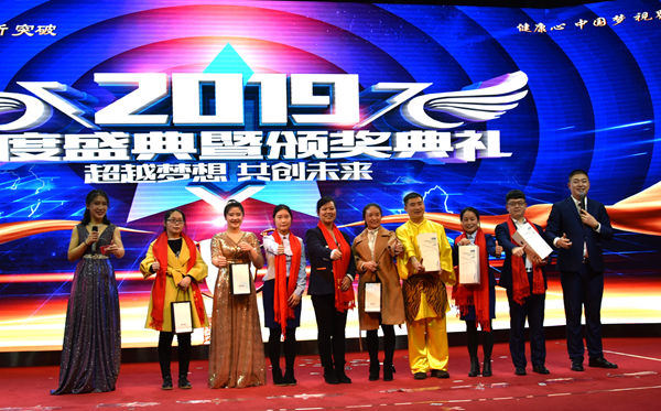 主持人現(xiàn)場抽取六六大順的6名幸運(yùn)觀眾