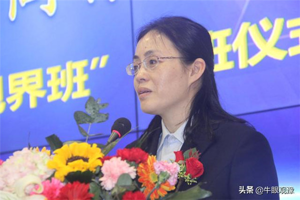 河南經(jīng)貿(mào)職業(yè)學(xué)院會(huì)計(jì)學(xué)院院長(zhǎng)侯小坤上臺(tái)講話