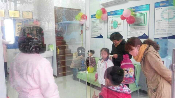 易視界薛城店試營業家長在店里咨詢