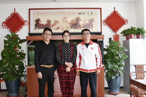 北京雙奧集團尤小龍總裁、中國著名戲歌雙棲明星、66國選美國際皇后王光姣與易視界陶總合影