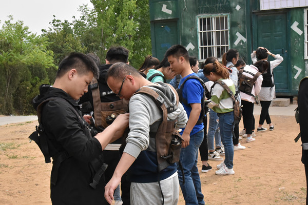 穿戴好裝備，準備開戰