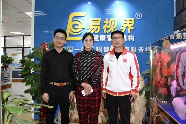 北京雙奧集團尤小龍總裁、中國著名戲歌雙棲明星、66國選美國際皇后王光姣與易視界陶總合影