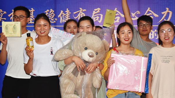 易視界5月份表現優秀的伙伴上臺領取屬于自己的獎品