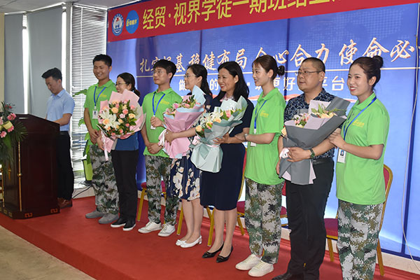 經貿校知名臺上收到經貿驕子送上的鮮花