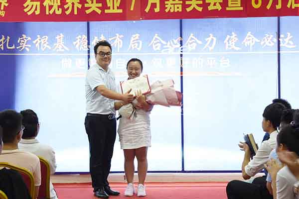 7月表現優秀的小伙伴上臺領獎