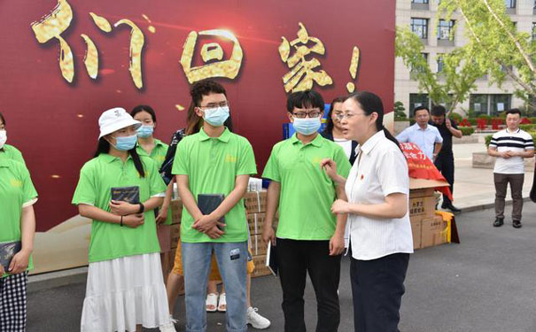 同學們認真聆聽院知名（侯小坤院長）講話