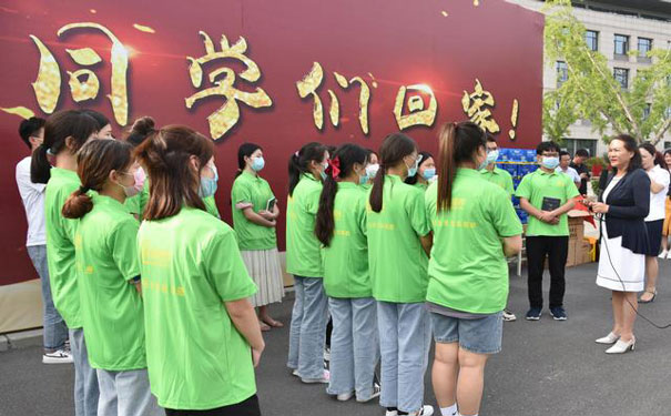 同學們認真聆聽校知名（郭媛副校長）講話