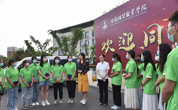 同學們認真聆聽院知名知名（楊曉燕書記）講話