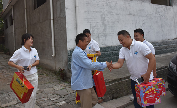 易視界創始人岳總和高層人員的到來,史亞男家人表示熱烈的歡迎
