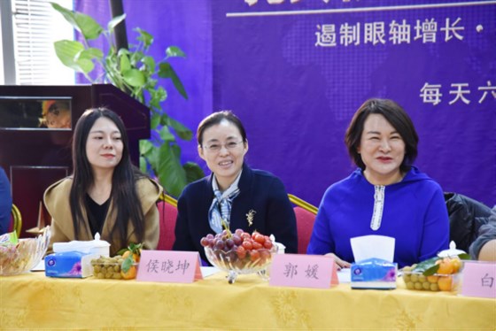 河南經(jīng)貿(mào)院校知名蒞臨鄭州易視界實業(yè)參觀指導 圖二