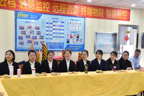 河南經(jīng)貿(mào)院校知名蒞臨鄭州易視界實業(yè)參觀指導 圖五