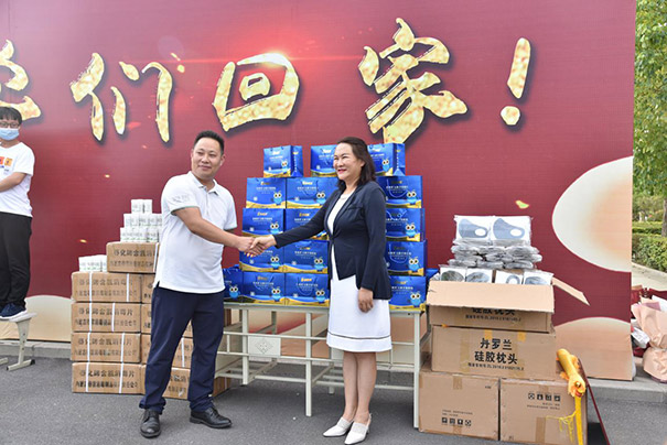 經貿學校郭媛副校長與易視界品牌創始人岳清江先生共同出席捐贈儀式