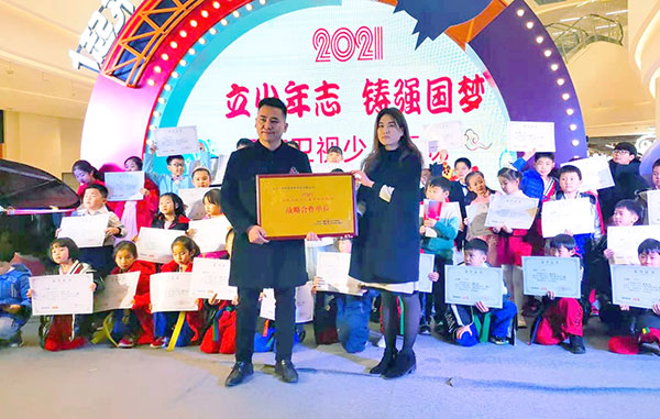    易視界品牌創(chuàng)始人陶國(guó)文與河南衛(wèi)視制作組主任廖璐合影