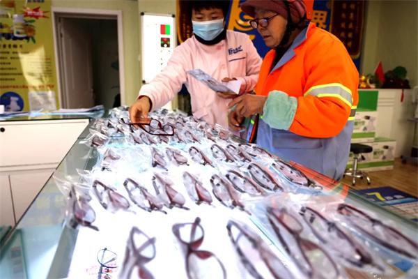 愛心聚焦！易視界300多副老花鏡暖了環衛工人的心！