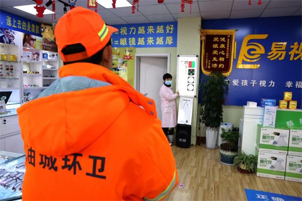 愛心聚焦！易視界300多副老花鏡暖了環衛工人的心！