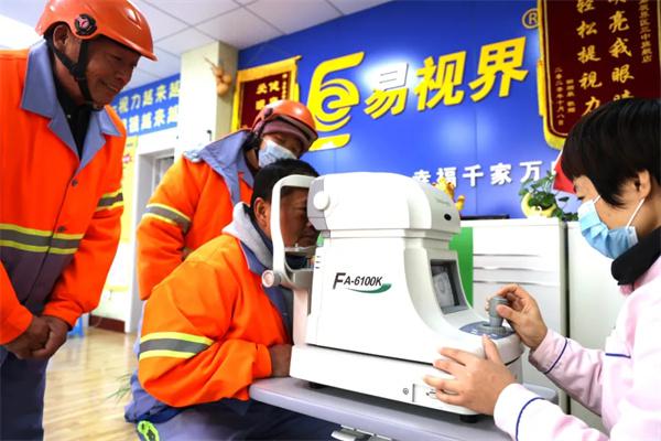 愛心聚焦！易視界300多副老花鏡暖了環衛工人的心！