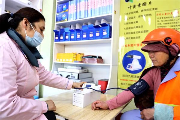 愛心聚焦！易視界300多副老花鏡暖了環衛工人的心！