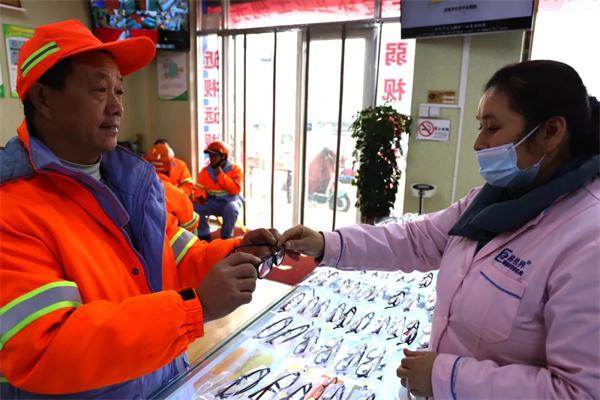 愛心聚焦！易視界300多副老花鏡暖了環衛工人的心！