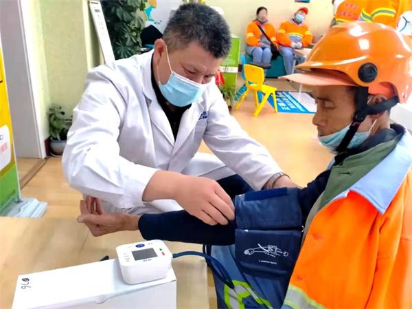 愛心聚焦！易視界300多副老花鏡暖了環衛工人的心！