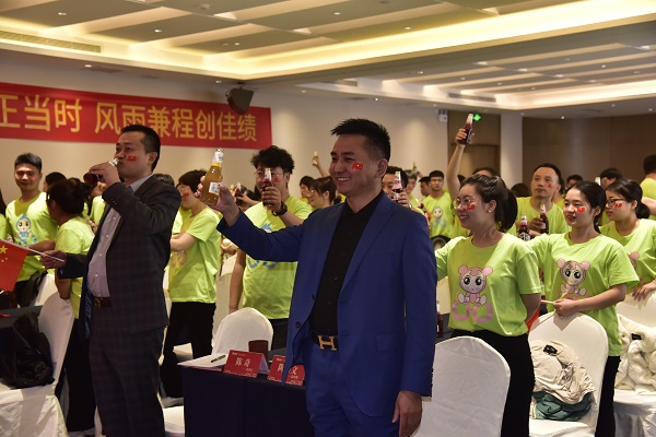 易視界人舉杯慶國(guó)慶