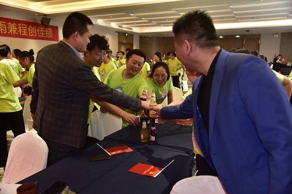 易視界人舉杯慶國(guó)慶