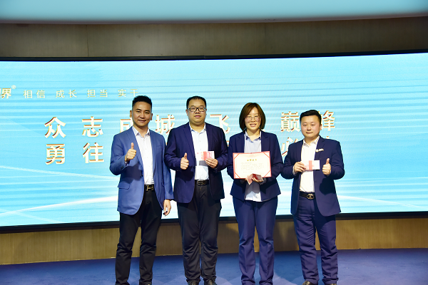 易視界2月開拓之師獲得者上臺領獎