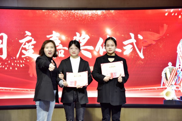 易視界3月表現優秀的新人上臺領獎