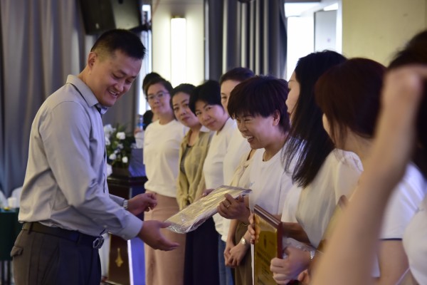 易視界品牌創始人陳總頒發獎牌中