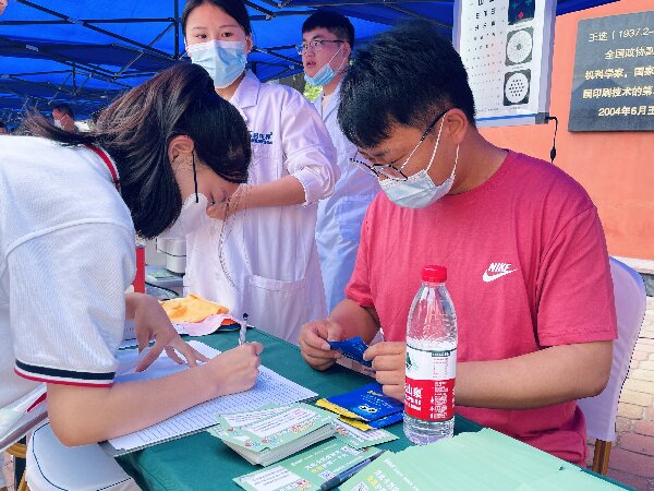 易視界為需要幫助的青少年學生贈送了《免費驗配眼鏡卡》