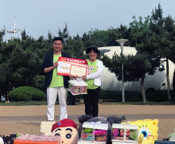 易視界5月表現(xiàn)優(yōu)秀的伙伴上臺領(lǐng)獎