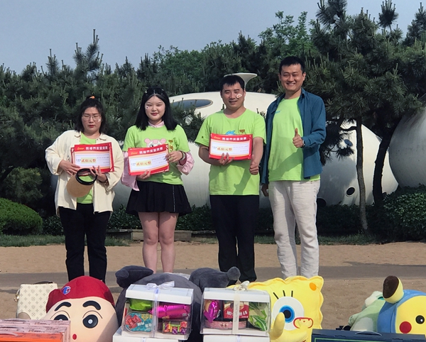 易視界5月表現(xiàn)優(yōu)秀的伙伴上臺領(lǐng)獎