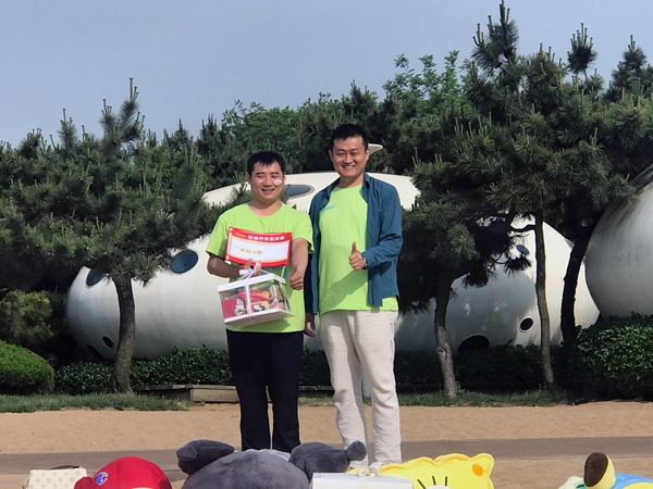 易視界5月表現(xiàn)優(yōu)秀的伙伴上臺領(lǐng)獎