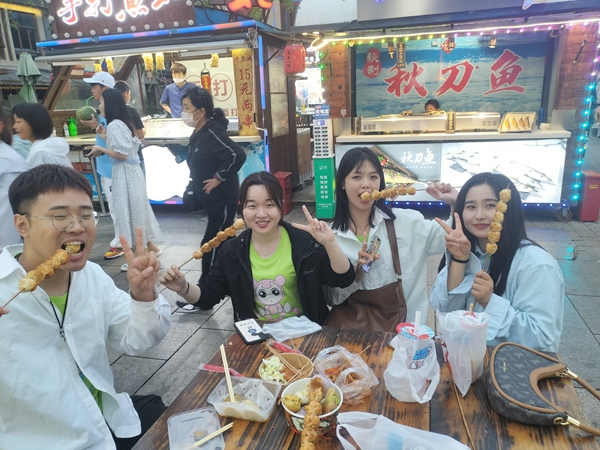 易視界精英們東夷小鎮品嘗美食中