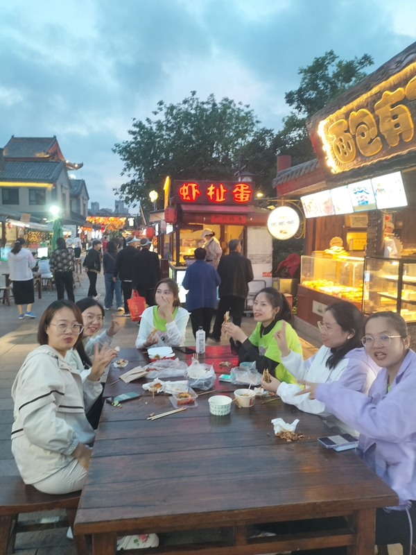 易視界精英們東夷小鎮品嘗美食中