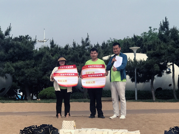 易視界5月表現(xiàn)優(yōu)秀的伙伴上臺領(lǐng)獎