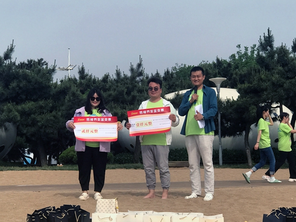 易視界5月表現(xiàn)優(yōu)秀的伙伴上臺領(lǐng)獎