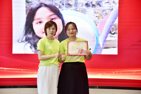 易視界7月技術優秀標兵獲得者上臺領獎