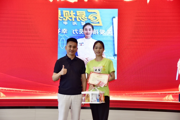 易視界月度業績冠軍獲得者上臺領獎