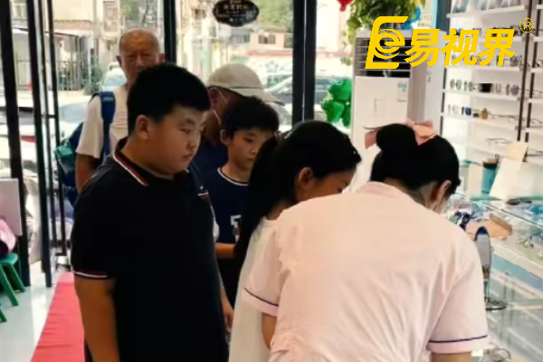 易視界店面客戶(hù)排隊(duì)中