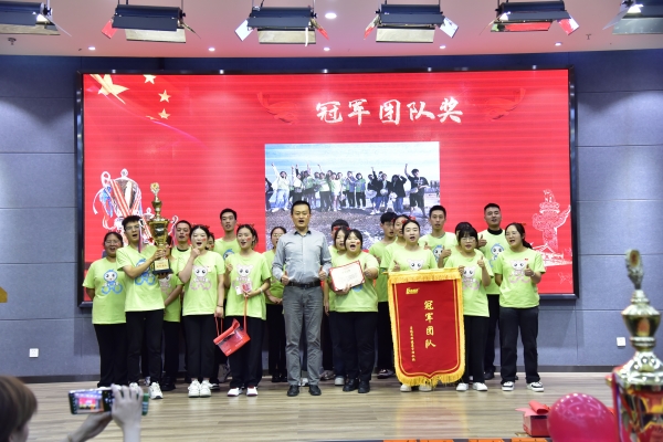 易視界九月冠軍團(tuán)隊獲得者上臺領(lǐng)獎