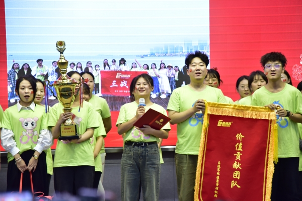 易視界九月價值貢獻(xiàn)戰(zhàn)區(qū)獲得者上臺領(lǐng)獎